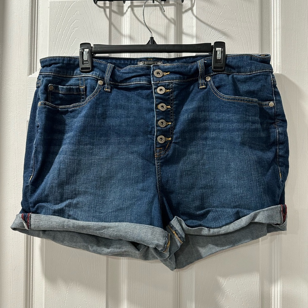 Torrid size 20 denim jean button shorts